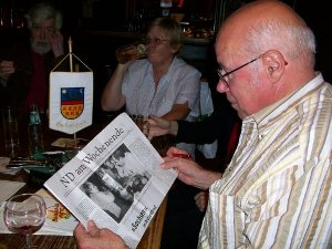 Impressionen vom Siebenbürgen- Stammtisch in Berlin, Hans mit dem Artikel über den Stammtisch im Neuen Deutschland